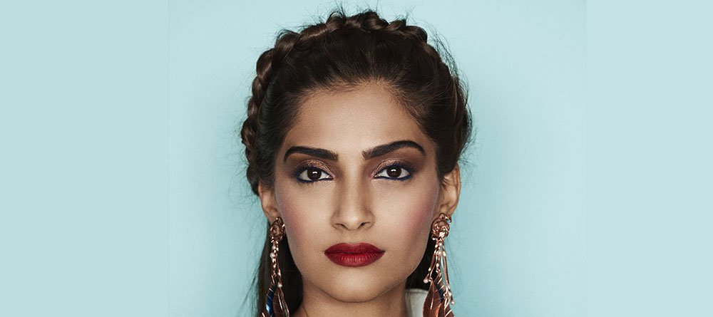 La actriz Sonam Kapoor lleva una trenza diadema en formato medio recogido